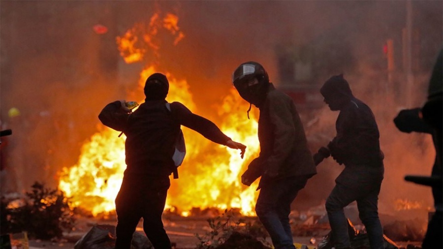 Σε απόλυτο χάος βυθίζεται η Βαρκελώνη - Συγκρούσεις αστυνομίας και διαδηλωτών
