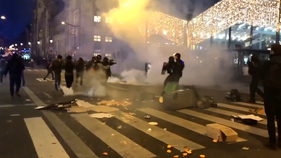 Γαλλία: 67 αστυνομικοί τραυματίστηκαν στις χθεσινές (5/12) διαδηλώσεις σε Παρίσι και Νάντη