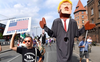 Χιλιάδες Βέλγοι διαδήλωσαν κατά της επίσκεψης Trump στις Βρυξέλλες (11-12/7) - Ο Trump δεν είναι ευπρόσδεκτος