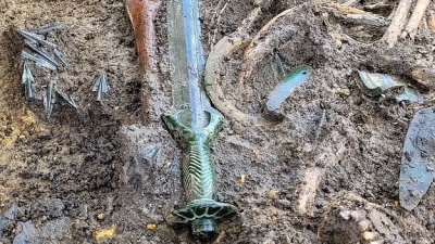 Γερμανία: «Εξαιρετικά σπάνιο» σπαθί 3.000 ετών λάμπει ακόμα – Άναυδοι οι αρχαιολόγοι