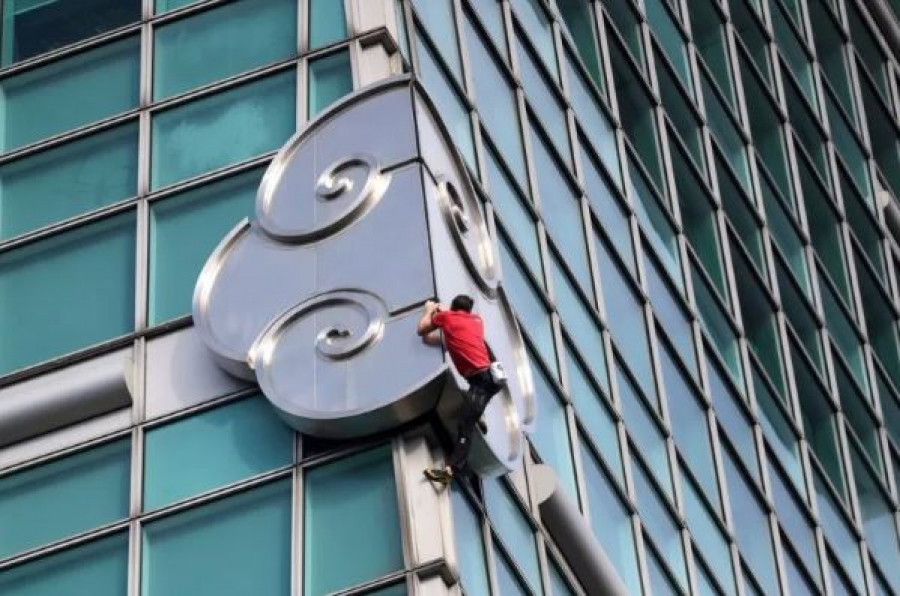 Έκοψε εκατομμύρια ανάσες... live! - Σκαρφάλωσε ουρανοξύστη 508 μέτρων, 101 ορόφων χωρίς σκοινιά, ή εξοπλισμό προστασίας (video)