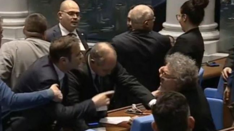 Blitz: Παρ΄ ολίγον ξυλοδαρμός στο βουλγαρικό κοινοβούλιο για τη μεταφορά παροπλισμένων τεθωρακισμένων στην Ουκρανία