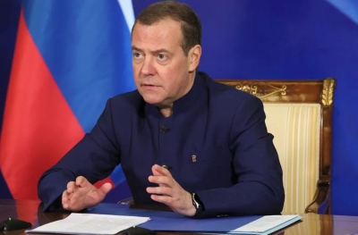 Medvedev: H Δύση διεξάγει υβριδικό πόλεμο εναντίον όχι ενάντια στη Ρωσία αλλά στην Ανατολή και το Νότο