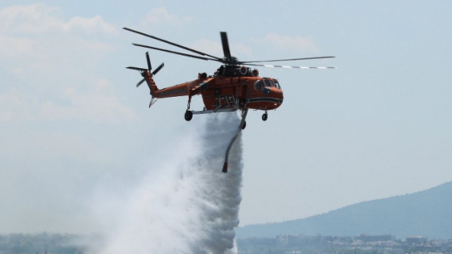 Φωτιά στη Λευκάδα - Επιχειρούν και εναέρια μέσα