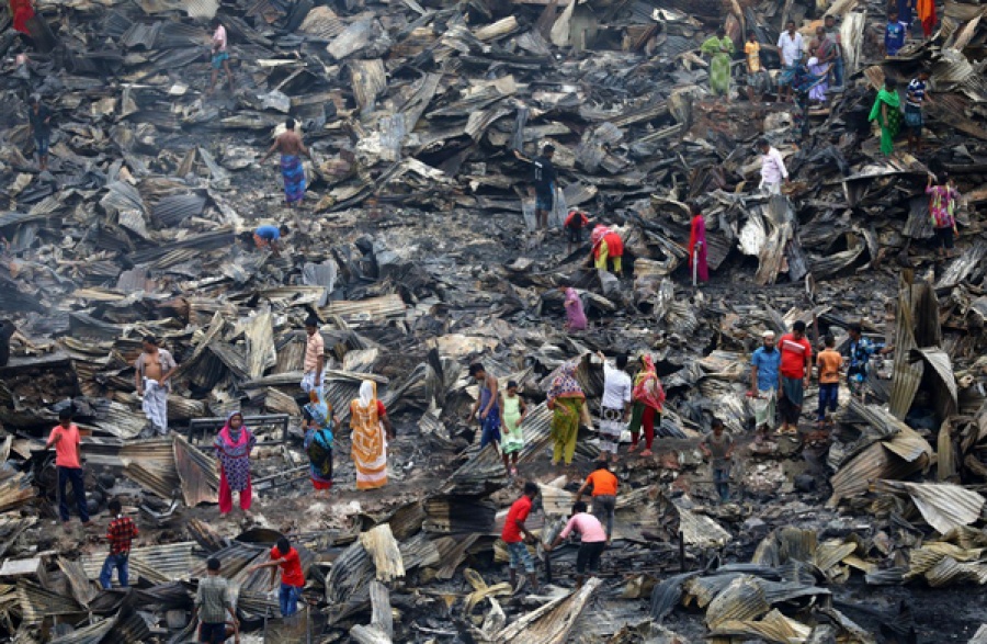 Μπανγκλαντές: Άστεγοι τουλάχιστον 10.000 άνθρωποι μετά από πυρκαγιά σε παραγκούπολη