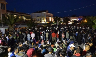 Πεδίο μάχης η προκυμαία της Μυτιλήνης – Επεισόδια ακροδεξιών και μεταναστών, παρέμβαση της Αστυνομίας