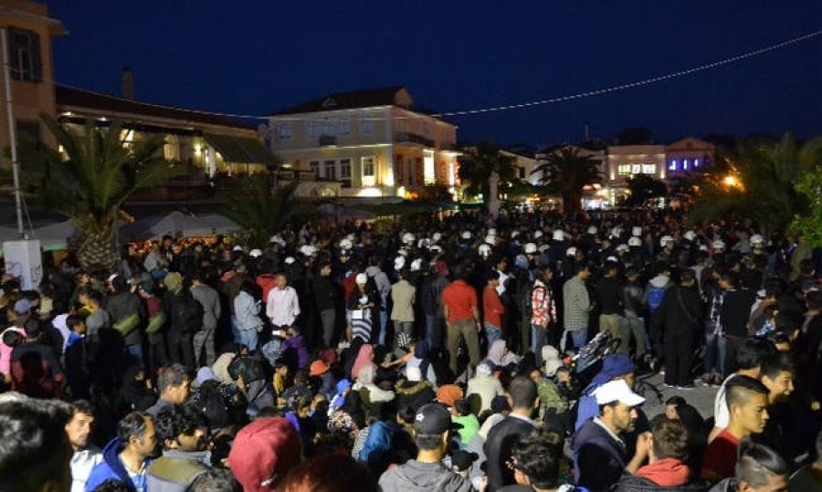 Πεδίο μάχης η προκυμαία της Μυτιλήνης – Επεισόδια ακροδεξιών και μεταναστών, παρέμβαση της Αστυνομίας