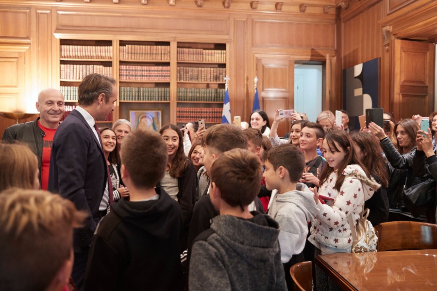 Με παρέα... στο Μαξίμου ο Μητσοτάκης – Ξενάγησε μαθητές από τη Θεσσαλονίκη στο πρωθυπουργικό γραφείο