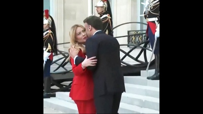 Ετεροντροπή ή αλλιώς cringe - Η στιγμή που η Meloni προσπαθεί να αποφύγει παρατεταμένη αγκαλιά του Macron (vid)