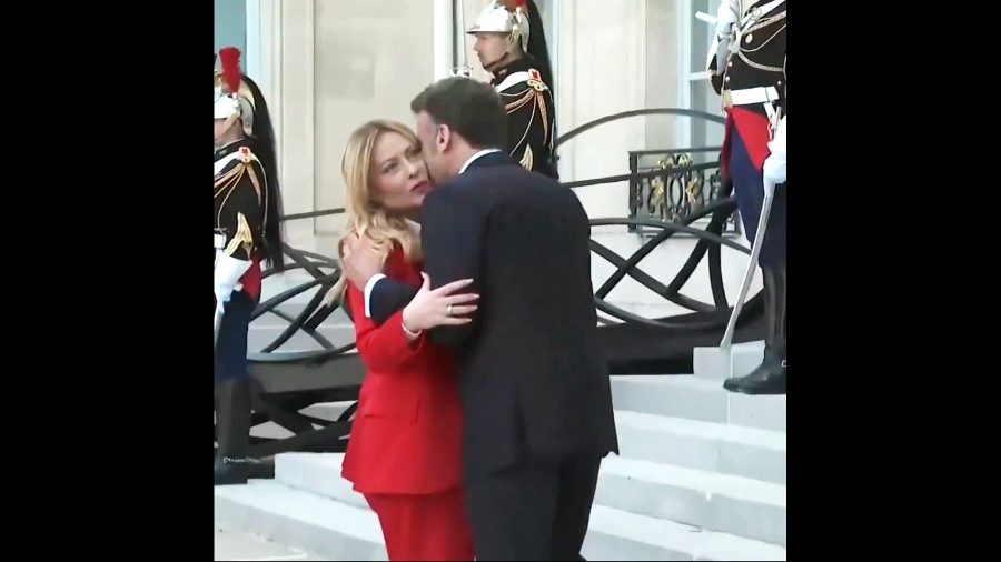 Ετεροντροπή ή αλλιώς cringe - Η στιγμή που η Meloni προσπαθεί να αποφύγει παρατεταμένη αγκαλιά του Macron (vid)