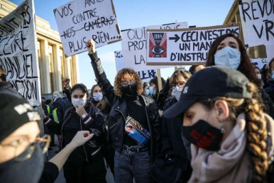 Γαλλία: Μεγάλες διαδηλώσεις κατά του νομοσχεδίου που απαγορεύει τη βιντεοσκόπηση αστυνομικών