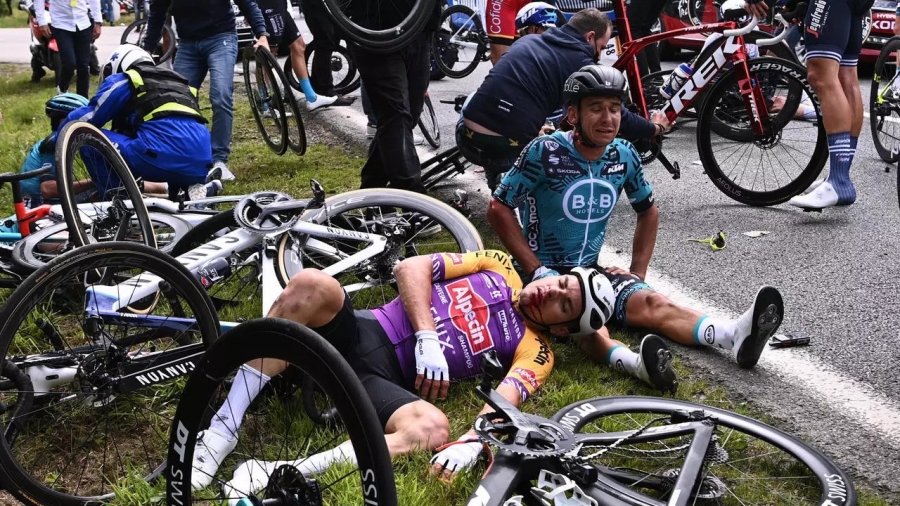 Tour de France: Η διοργανώτρια αρχή μηνύει θεατή που προκάλεσε τεράστια σύγκρουση