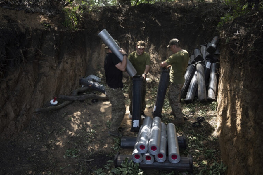 H Ουκρανία παρέλαβε τα πυρομαχικά διασποράς από τις ΗΠΑ - Τι αποκάλυψε Ουκρανός στρατηγός