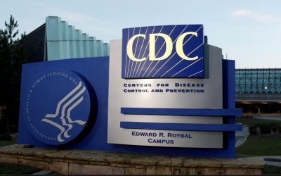CDC: Υψηλότερος ο κίνδυνος μυκαρδίτιδας για νέους άντρες με το εμβόλιο της Moderna παρά με της Pfizer