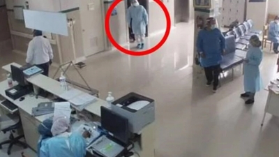 Αστυνομικός μεταμφιέστηκε σε γιατρό για να δει τον πατέρα του που είχε κορωνοϊό, όμως δεν τον πρόλαβε ζωντανό