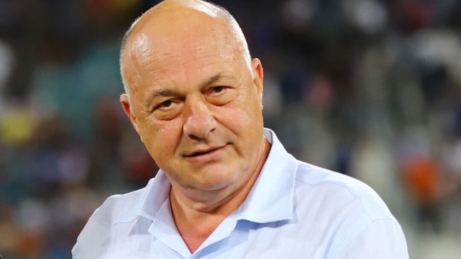 Ανησύχησε τον κόσμο ο Μπέος - Ατύχημα για τον δήμαρχο Βόλου, γλίστρησε στο σκάφος του και έπεσε στη θάλασσα