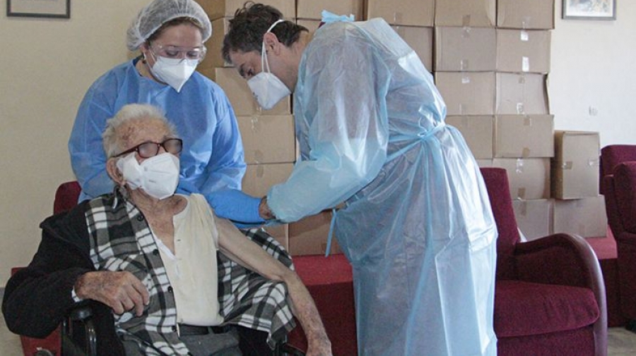 Χανιά: Ο κ. Αντώνης 106 ετών, ο πρώτος που εμβολιάσθηκε στο δημοτικό γηροκομείο