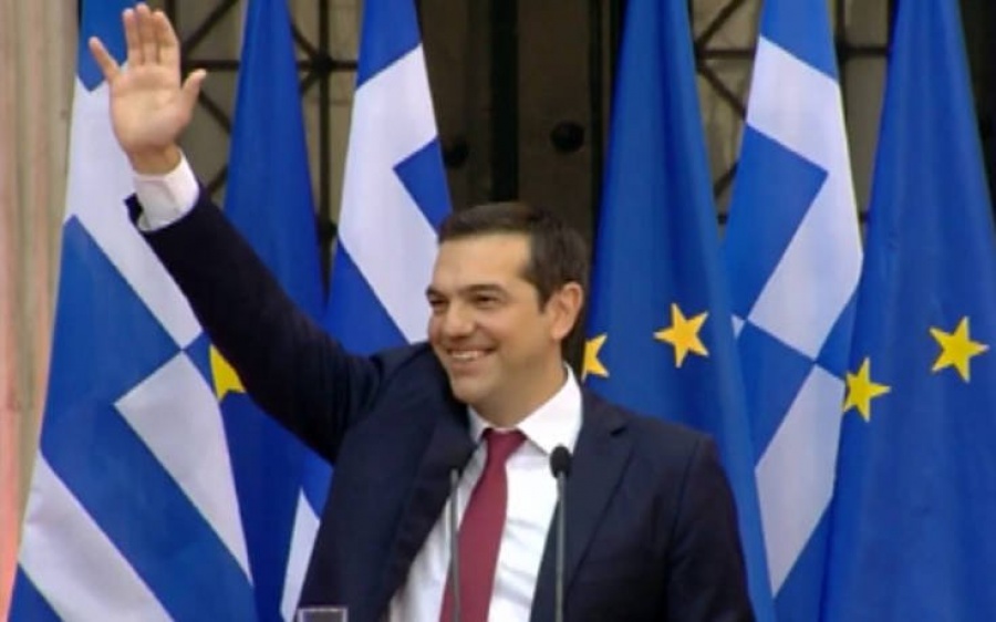 Με κόκκινη γραβάτα ο Τσίπρας μετά τη συμφωνία για το χρέος - Φιέστα στο Ζάππειο την επομένη του Eurogroup