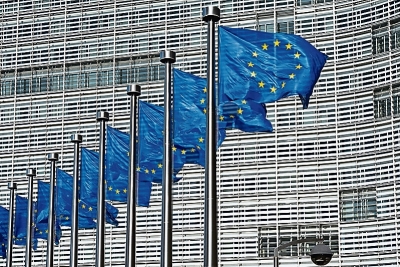 Κομισιόν: Νομικοί κίνδυνοι από την χορήγηση γ’ δόσης κατά covid χωρίς έγκριση από ΕΜΑ