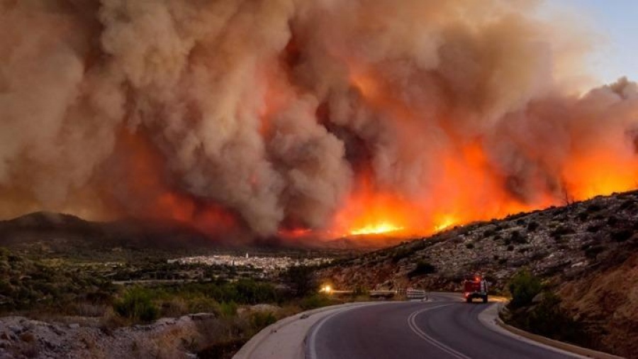 Κεφαλονιά: Ανεξέλεγκτη η πυρκαγιά στο Άνω Κατελειό εκκενώθηκε ο οικισμός