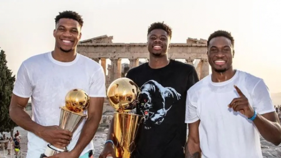 Aντετοκούνμπο: Ξάφνιασε θαυμαστή δίνοντάς του να κρατήσει το τρόπαιο!