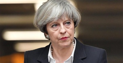 Βρετανικά ΜΜΕ: Ταπείνωση για την Theresa May – Οι… γκάνγκστερ του ευρώ την αιφνιδίασαν