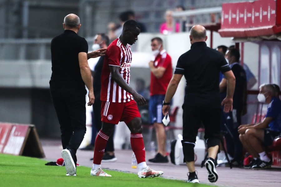 Ολυμπιακός – Νέφτσι 1-0: Σκληρό μαρκάρισμα και αποβολή για Καμαρά (video)