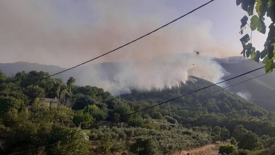 Μάχη με τις αναζωπυρώσεις στην Κέρκυρα – Καλύτερη η εικόνα από το πύρινο μέτωπο