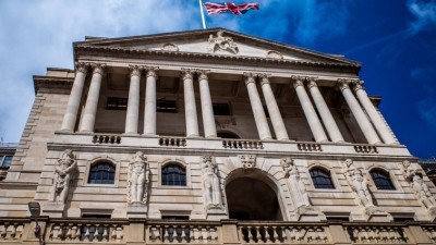 «Παύση» από BoE: Διατήρησε σταθερά τα επιτόκια στο 5,25% - Οριακά «πέρασε» η απόφαση από την αρμόδια επιτροπή
