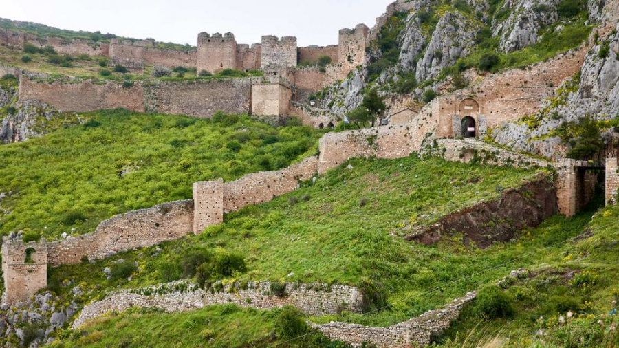 Φωτίζεται και πάλι το Κάστρο Ακροκορίνθου – Στόχος η βελτίωση της επισκεψιμότητάς του