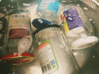 Το hack της νοικοκυράς που έγινε viral - Πώς βγαίνει πανεύκολα η κόλλα από τα βάζα