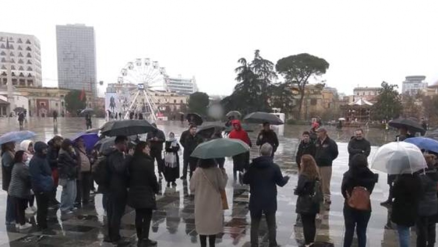 Ρεζίλι διεθνώς για τη συγκάλυψη των Τεμπών – Συγγενείς θυμάτων διαμαρτυρήθηκαν στην Αλβανία, οργή σε Τίρανα και Κορυτσά