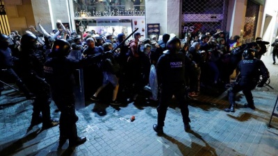 Ισπανία: Γενική απεργία και διαδηλώσεις στην Καταλονία – Σφοδρές συγκρούσεις στη Βαρκελώνη