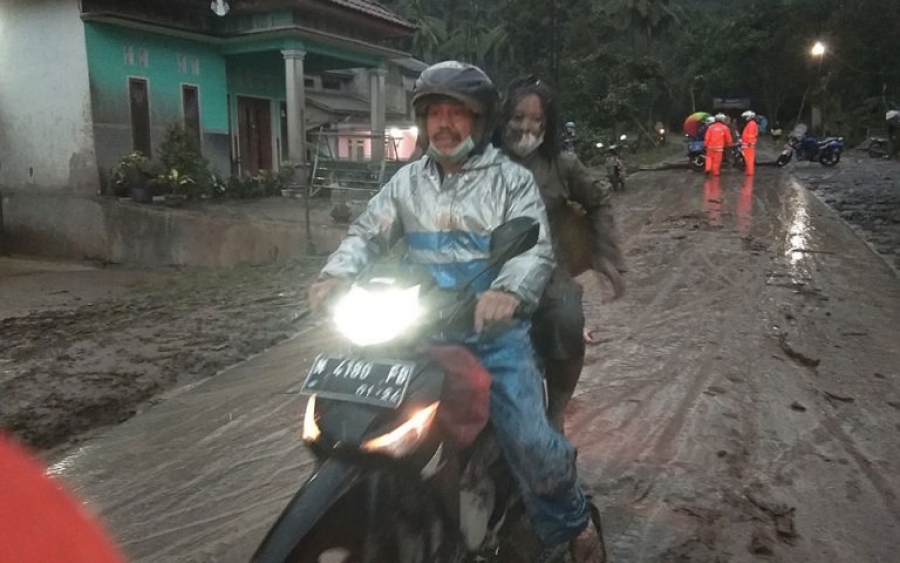 Ινδονησία: Τουλάχιστον 1 νεκρός και 41 τραυματίες από την έκρηξη του ηφαιστείου Σεμέρου