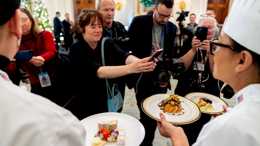 Επίσκεψη γοητείας... Αστακός, χαβιάρι και ακριβά κρασιά το μενού στο δείπνο του Biden για τον Macron στις ΗΠΑ