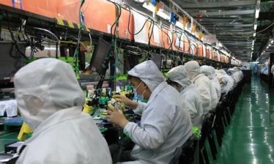 Το νέο lockdown στην «i-phone city» της Κίνας προκαλεί ταραχές μεταξύ των εργαζομένων για μια μερίδα ρύζι