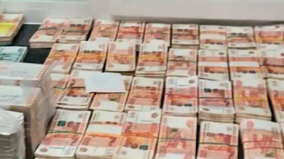 Πώς οι Ρώσοι συσσώρευσαν ρεκόρ χρημάτων κάτω από τα μαξιλάρια τους