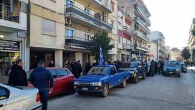 Διαμαρτυρία αγροτών έξω από γραφεία βουλευτών της ΝΔ - Πέταξαν κοπριά και άχυρα