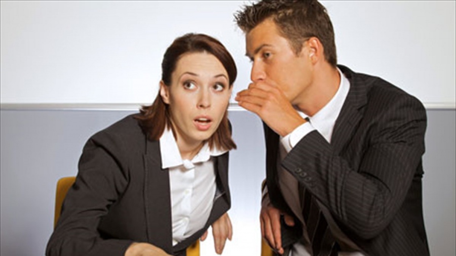 Ανατροπή: Το κουτσομπολιό βελτιώνει το ομαδικό πνεύμα και τη συνεργασία