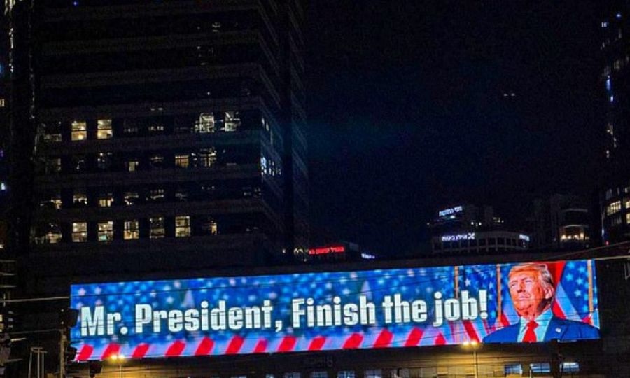 Τεράστια αφίσα στο Ισραήλ καλεί τον Trump να «τελειώσει τη δουλειά» με το Ιράν