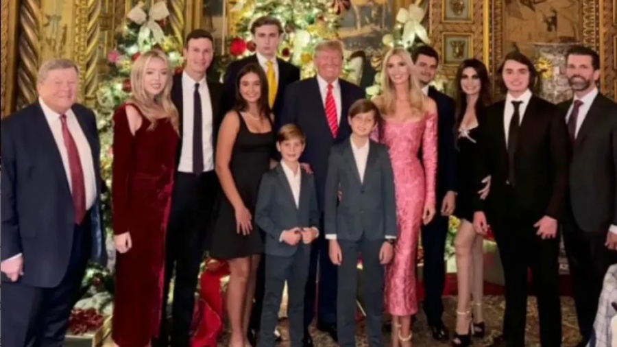 Μια αισθητή απουσία: Γιατί λείπει η Melania από την οικογενειακή χριστουγεννιάτικη φωτογραφία των Trump;