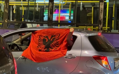 Δεν σέβονται ούτε το ψωμί που έφαγαν – Ντροπή στο Σύνταγμα με ανεξέλεγκτους Αλβανούς, σημαίες της Μεγάλης Αλβανίας και... UCK