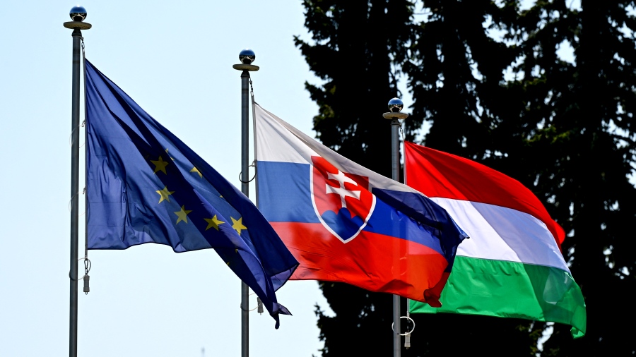 Ηχηρό χαστούκι στην Kallas - Ουγγαρία και Σλοβακία πέταξαν στον σκουπιδοτενεκέ της Ιστορίας το «Δικαστήριο κατά της Ρωσίας»