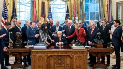 Έτσι... εξηγείται: Γιατροί εντόπισαν τη ψυχιατρική ασθένεια από την οποία πάσχει ο Trump αλλά και η... Melania