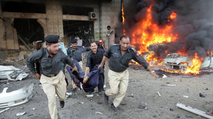 Λουτρό αίματος – Πάνω από 40 νεκροί και 200 τραυματίες από επίθεση αυτοκτονίας στο Πακιστάν