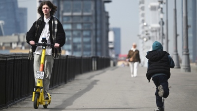 H Ρωσία δείχνει το δρόμο - Η Μόσχα απαγορεύει τα ηλεκτρικά σκούτερ: «Αποτελούν απειλή για τη ζωή»