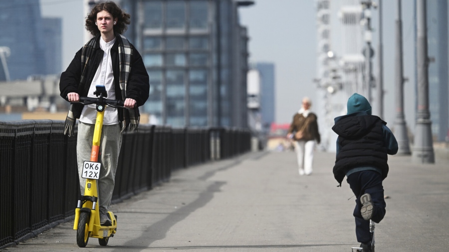 H Ρωσία δείχνει το δρόμο - Η Μόσχα απαγορεύει τα ηλεκτρικά σκούτερ: «Αποτελούν απειλή για τη ζωή»