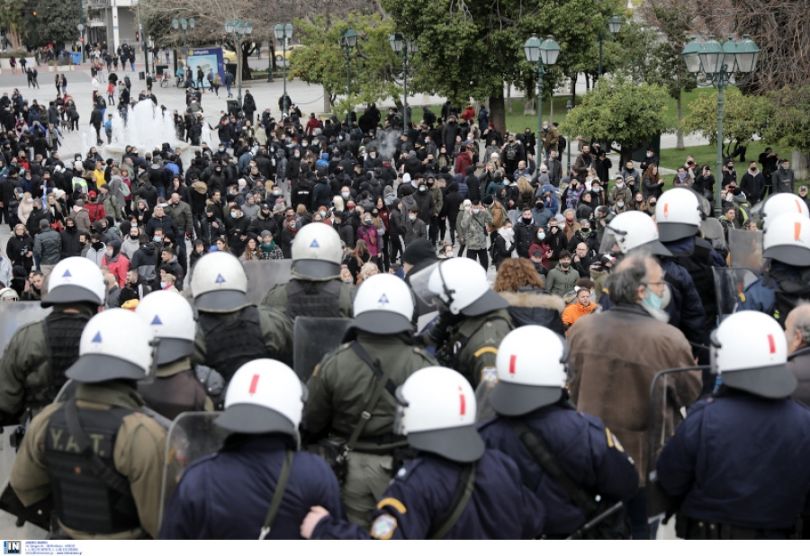 Διαδηλώσεις κατά του lockdown σε όλη την Ελλάδα – Ένταση και χημικά στο Σύνταγμα