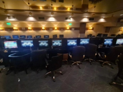 Έφοδος της ΕΛ.ΑΣ. σε ακόμα ένα παράνομο μίνι καζίνο στην Καλλιθέα - 8 συλλήψεις και κατάσχεση 53 υπολογιστών