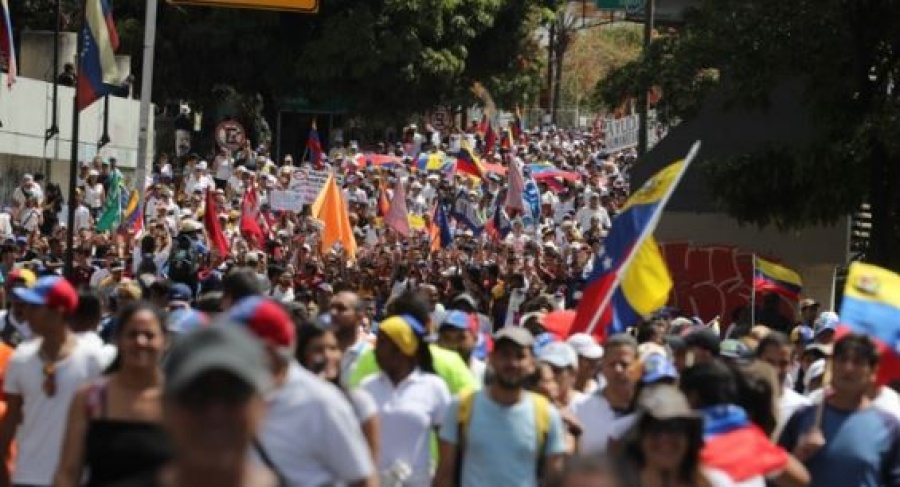 Τέσσερα φορτηγά με ανθρωπιστική βοήθεια προσπαθούν να εισέλθουν στη Βενεζουέλα